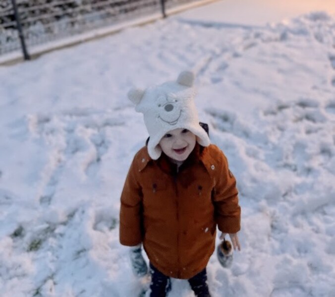 Jack amuseert zich in de sneeuw.