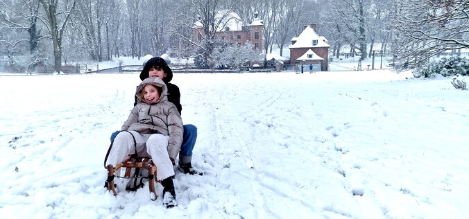 Luka (14) en Nina (11) Debille te Sint Pieters leeuw in het Colomapark.