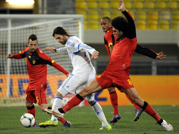 Samaras in duel met Fellaini tijdens een oefeninterland in Heraklion eerder dit jaar.