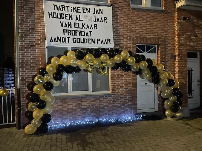 Het koppel werd verrast voor hun 50ste huwelijksverjaardag.