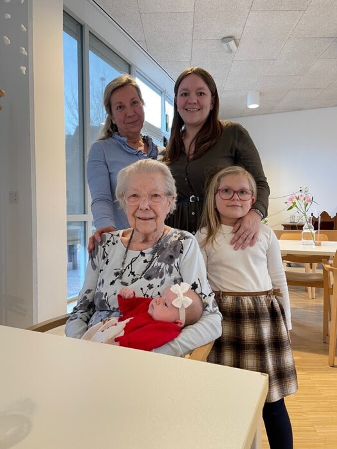 Madeleine met haar grote zus Olivia, overgrootmoeder Lucia Wouters (89), grootmoeder Linda Spannenburg (57) en mama Ashley van de Vyver (33). 