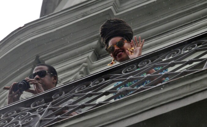 Jay-Z en Beyoncé vrijdag op het balkon van hun hotel in Havana.