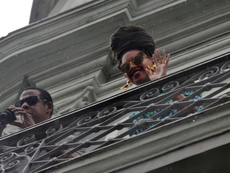 Jay-Z en Beyoncé vrijdag op het balkon van hun hotel in Havana.