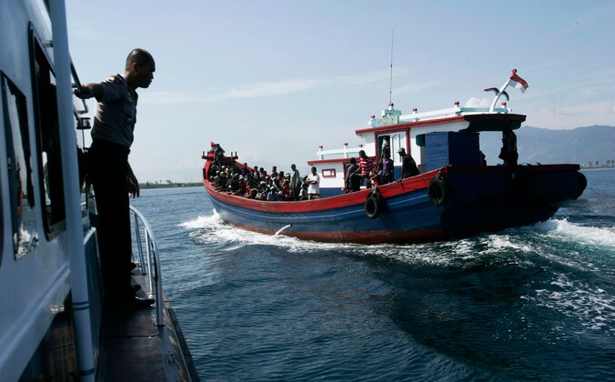 De politie begeleidt een boot met vluchtelingen uit Birma die de kust van Australië probeerden te bereiken.