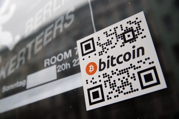 Een sticker op de vitrine van een Berlijnse bar duidt aan dat Bitcoins als betaalmiddel worden aanvaard.