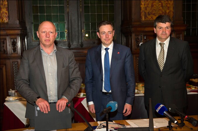Vlnr: Burgemeesters Hans Bote (Vilvoorde), Bart De Wever (Antwerpen) en Bart Somers (Mechelen).