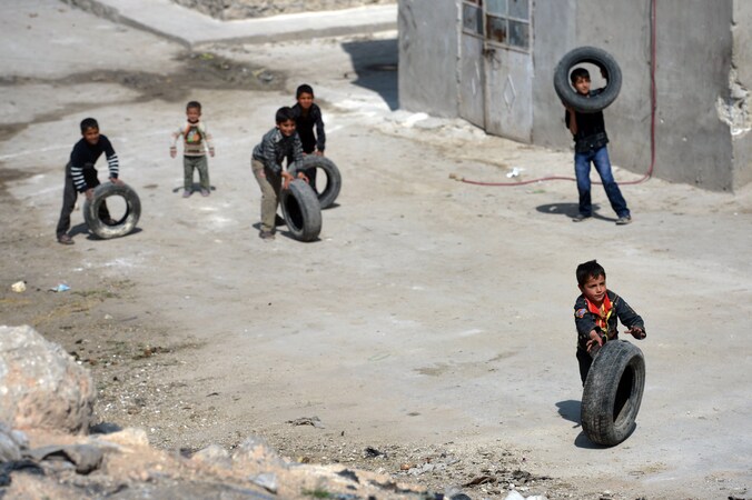 Kinderen spelen in de straten van Aleppo.