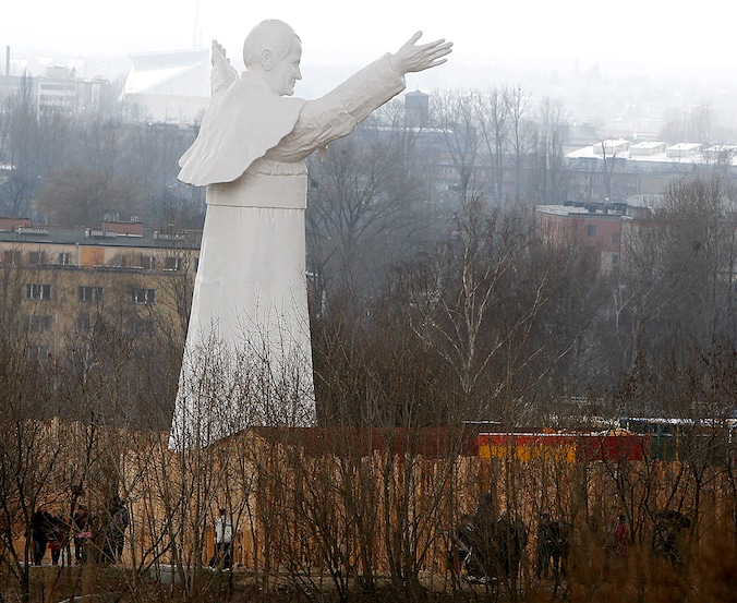 Het gigantische standbeeld van paus Johannes Paulus II (1920-2005) in het Poolse Czestochowa.