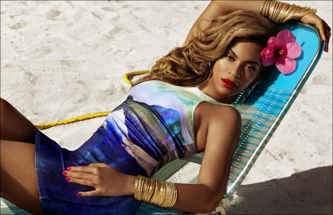 Zangeres Beyoncé in de badcollectie van H&amp;M.