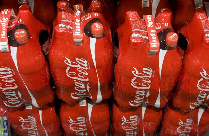 Voor het eerst in de geschiedenis gaat Coca-Cola - alvast in Nederland - consumenten in reclamecampagnes wijzen op overgewicht en obesitas.