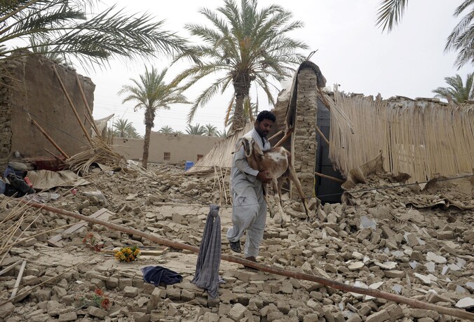 Ravage na een aardbeving in Pakistan in april 2013.