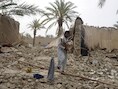 Ravage na een aardbeving in Pakistan in april 2013.