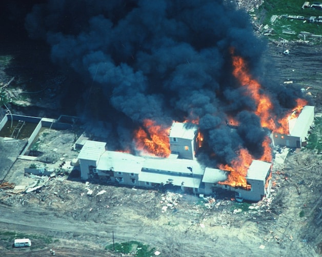 Op 19 april 1993 kwam een eind aan de belegering van de schuilplaats van sekteleider David Koresh in Waco, Texas. Het FBI brandde de schuilplaats uit, er vielen 76 doden.