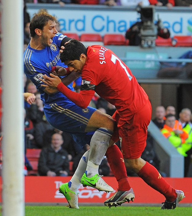 Suárez met Ivanovic, vlak na Suárez' bijt-actie, 21 april.