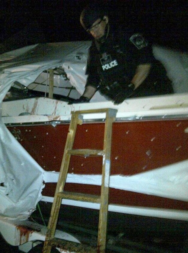 Een agent verlaat de boot waar Dzhokhar zich nog lange tijd schuil wist te houden. Het bloed is afkomstig van de jongeman die ernstig gewond was.