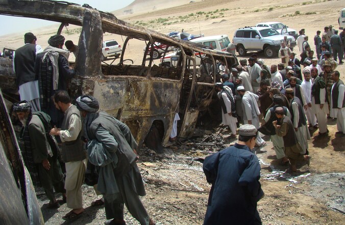 De bus botste met het wrak van een vrachtwagen die door taliban was aangevallen.