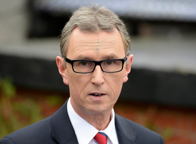 Nigel Evans staat de pers te woord in Pendleton.