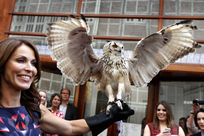 Heleen van Royen (L) met een uil tijdens de opening van De Heleen van Royen Store