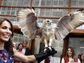 Heleen van Royen (L) met een uil tijdens de opening van De Heleen van Royen Store