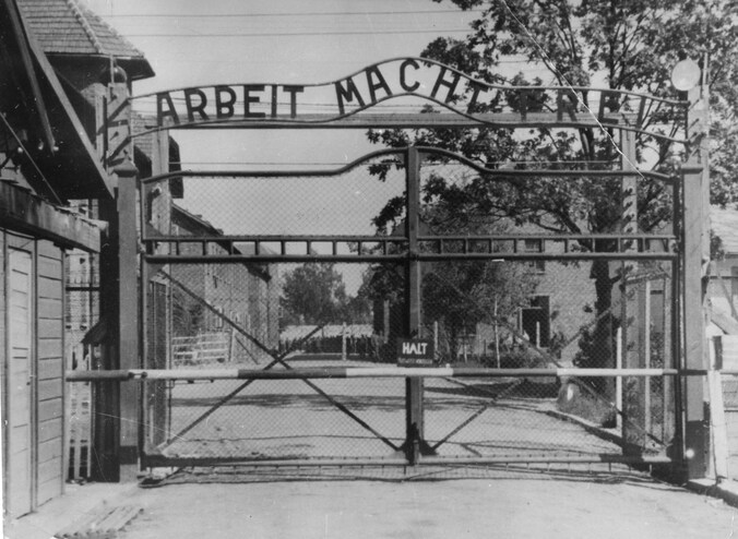 De poort die toegang bood tot concentratiekamp Auschwitz.