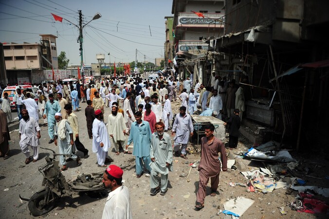 Mensen verzamelen zich op de plek van de aanslag in Karachi.