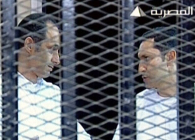 Ook tegen Moebaraks zonen Alaa (rechts) en Gamal loopt een rechtszaak voor corruptie.