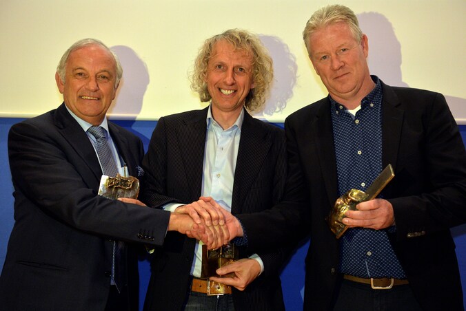 Vorig jaar won Peter Maes (r) de Guy Thys Award, Roland Breugelmans (m) nam namens de jeugdopleiding van Genk ook een award in ontvangst