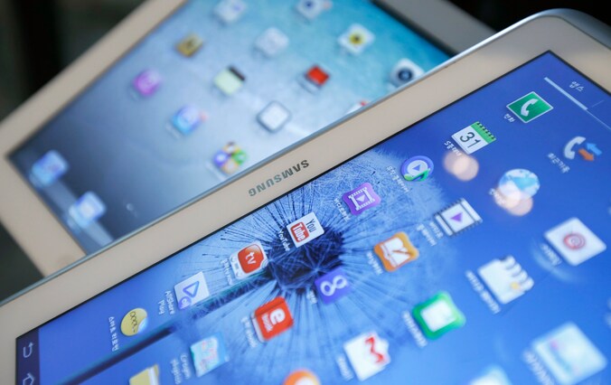 De Galaxy Tab van Samsung en op de achtergrond Apples iPad.