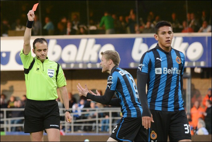 Boucaut trekt rood voor Duarte, in het playoff-duel tegen Zulte Waregem eind vorig seizoen.