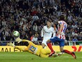 Dé save van de match: met een ultieme duik houdt Courtois de Duitser Özil van de 2-2.