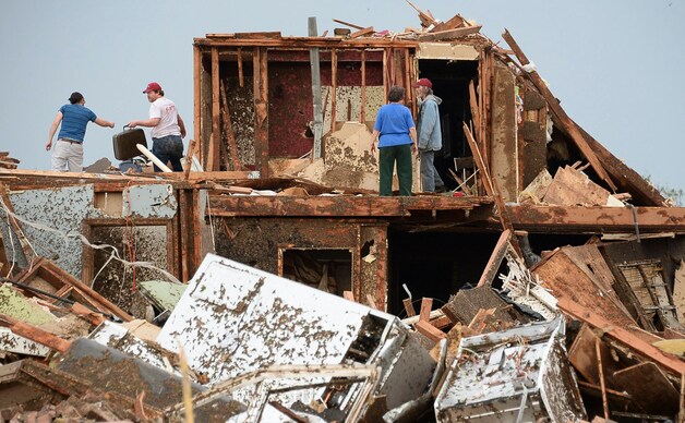 Inwoners van de Amerikaanse plaats Moore zoeken naar overlevenden na de tornado afgelopen mei in Oklahoma.