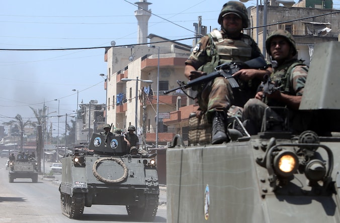Soldaten rijden door Tripoli.