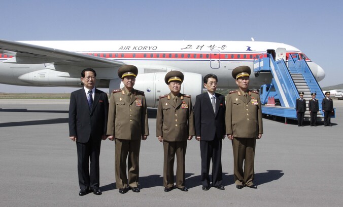 De Noord-Koreaanse delegatie net voor het vertrek naar China.