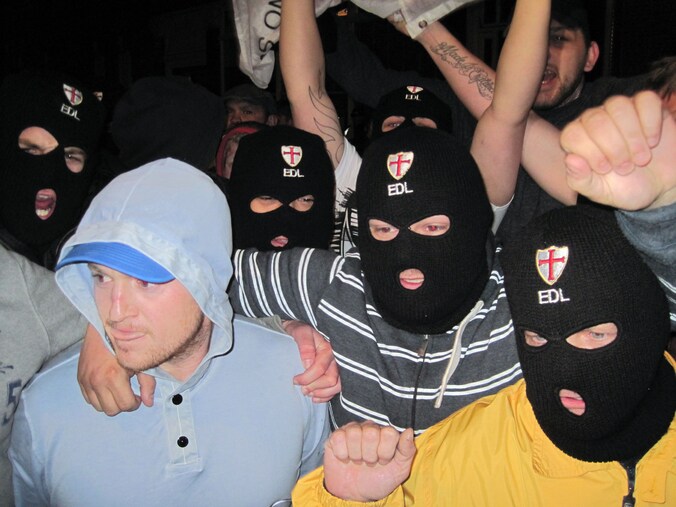 Leden van de English Defence League trokken gisterenavond de straat op in Londen, als reactie op de moord in de Britse hoofdstad.