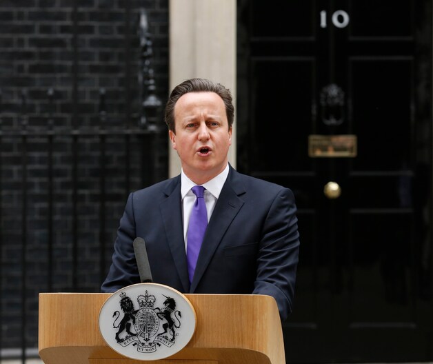 Premier David Cameron spreekt voor zijn ambtswoning de pers toe.