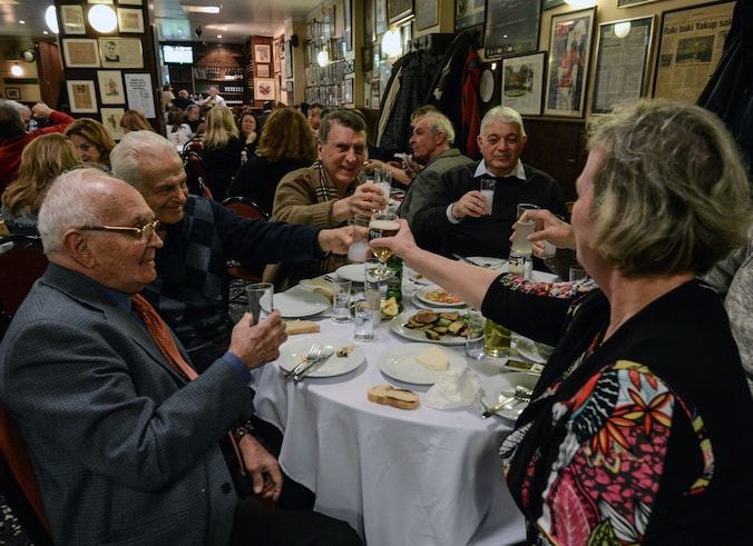 Raki en bier in een restaurant in Istanboel. Na tien uur 's avonds mag voortaan geen alcohol meer geserveerd worden.