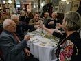 Raki en bier in een restaurant in Istanboel. Na tien uur 's avonds mag voortaan geen alcohol meer geserveerd worden.