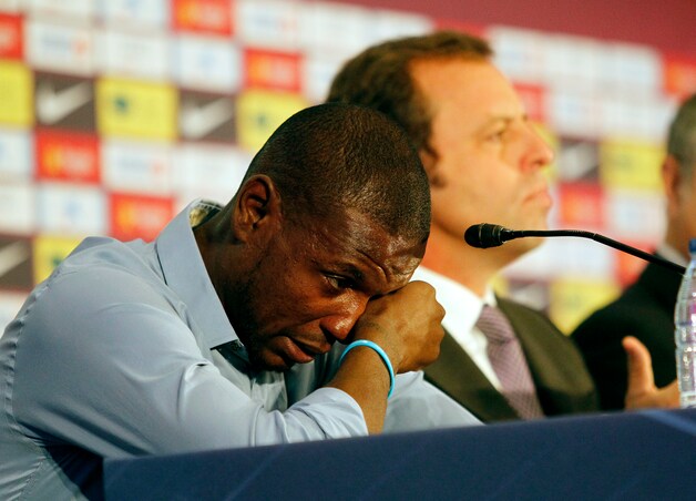 Eric Abidal in tranen bij zijn afscheid aan Barcelona