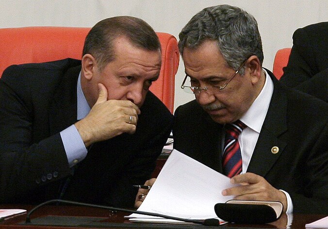 Bülent Arinc (rechts) van premier Erdogan bood de gewonden van de betogingen zijn excuses aan.