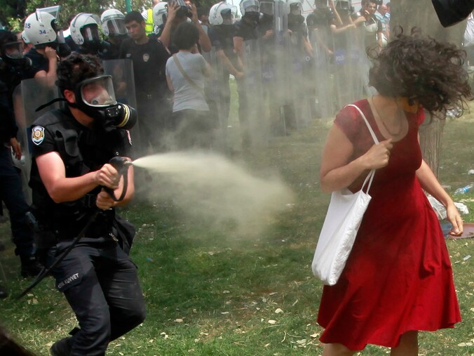 Vrouw in rode jurk symbool van Turks protest.