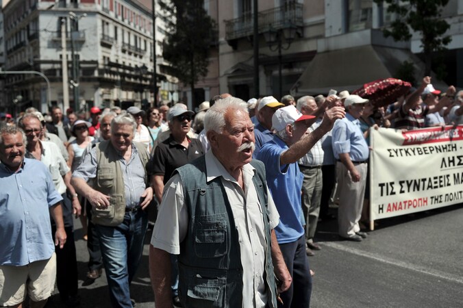 Gepensioneerden protesteerden in juni nog tegen de inkrimping van uitkeringen en het falende gezondheidssysteem.