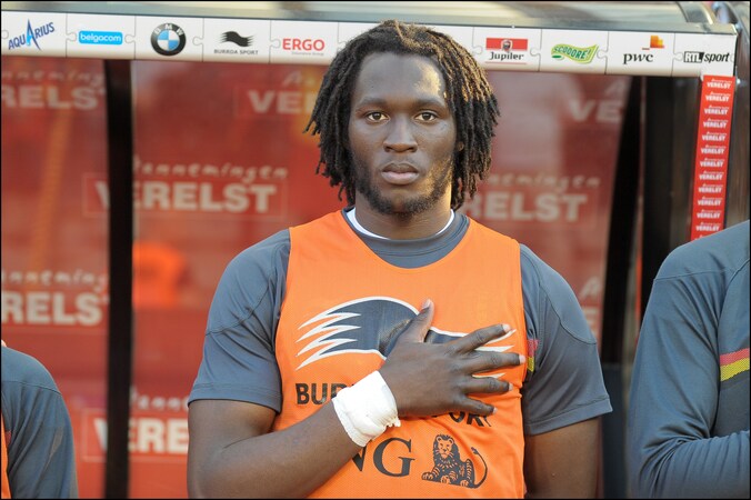 Lukaku op de bank tijdens de interland tegen Servië.