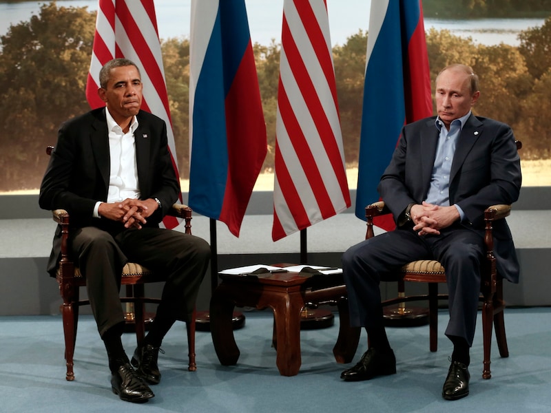 De gezichten van Barack Obama en Vladimir Poetin spreken boekdelen.