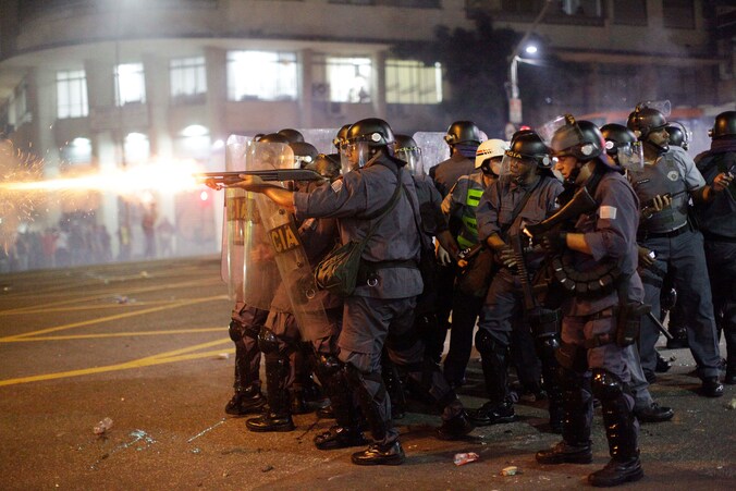 De politie schiet met rubberkogels in Sao Paulo tijdens demonstraties vorige week.