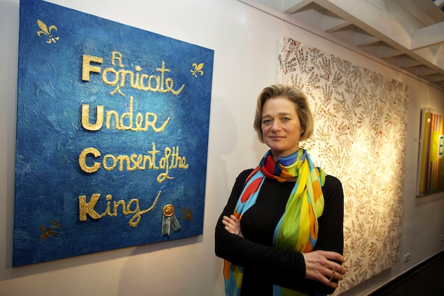 Delphine Boël bij één van haar kunstwerken, die niet zelden allusie maken op haar afkomst.