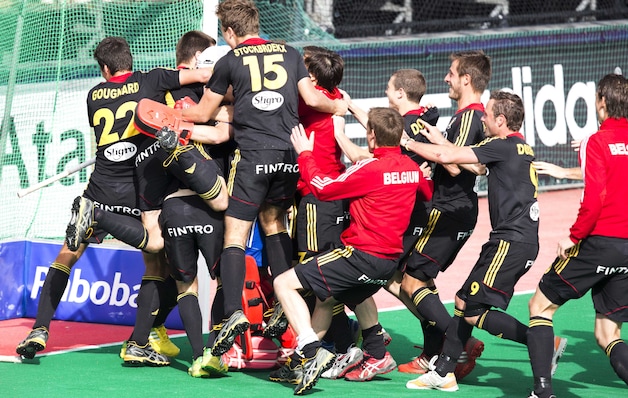 Vreugde bij de Belgen na het behalen van de World Hockey League in Amsterdam