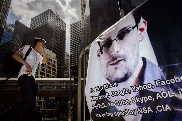 Een afbeelding van Edward Snowden in Hongkong.