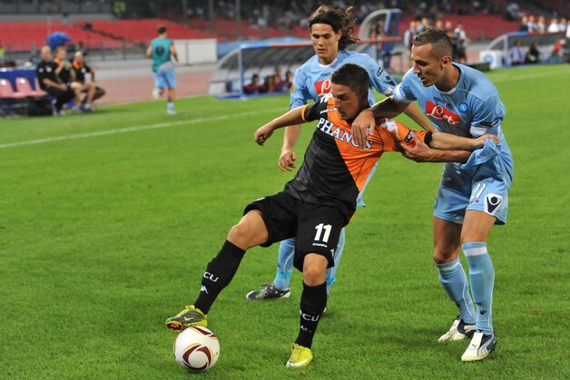 Hassan Yebda (rechts) duelleert om de bal met Dries Mertens.