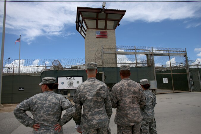 Officieren voor de ingangen vier en vijf van de gevangenis in Guantánamo Bay, Cuba.