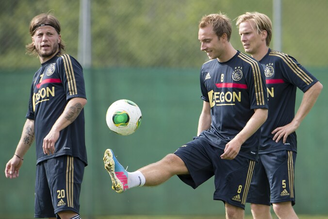 Bay vindt bij Ajax onder meer Lasse Schone, Christian Eriksen en Christian Poulsen terug.